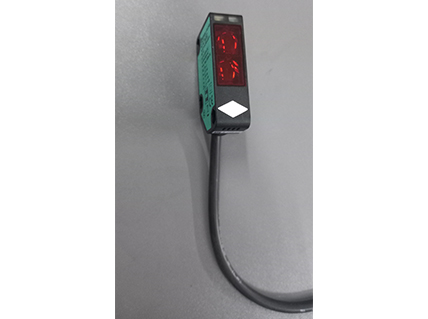Anti-collision Device for Cranes: The emitter emits the infrared waves in the direction of the reflector.